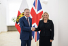 Landeshauptmann Stelzer und die britische Botschafterin Skoll vor einer Oberösterreich-Flagge sowie einer Flagge des Vereinigten Königreichs. 
