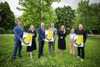 Mario Hermüller und Astrid Zehetmair mit Plakat, Landeshauptmann Mag. Thomas Stelzer und Christian Penn mit Plakat, Mag.a Margot Nazzal, Mona Horncastle und Dr. Alfred Weidinger, mit Plakat, stehen nebeneinander auf einer Wiese, Beschriftung des Plakats: communale oö, Eferding 2022, Kultur und Vielfalt entdecken