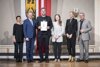 Mag.a Sigrid Mitterbauer, Landeshauptmann Mag. Thomas Stelzer, Alexander Koller, Mona Rozdestvenskyte, MA, Mag.a Barbara Wolfmayr und MMag. Harald Wurmsdobler stehen nebeneinander in einem barocken Raum, im Hintergrund Oberösterreich-Fahne