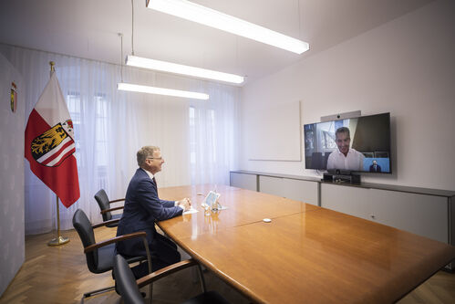 LH Mag. Thomas Stelzer in einer Videokonferenz mit Bundeskanzler Karl Nehammer, MSc