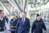 Gerhard Kugelgruber (Dienststellenleiter der PI Linz Hauptbahnhof), Daniel Moser, Landeshauptmann Mag. Thomas Stelzer und Dominik Bründl gehen nebeneinander in einem Bahnhofsgebäude. 