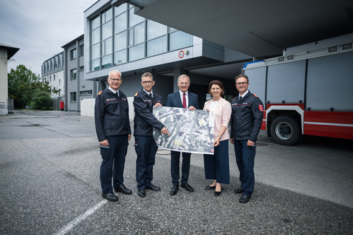 Landes-Feuerwehrkommandant-Stv. Michael Hutterer, Landes-Feuerwehrkommandant Robert Mayer, Landeshauptmann Thomas Stelzer, Feuerwehr- und Katastrophenschutz-Landesrätin Michaela Langer-Weninger und Landes-Feuerwehrinspektor Karl Kraml