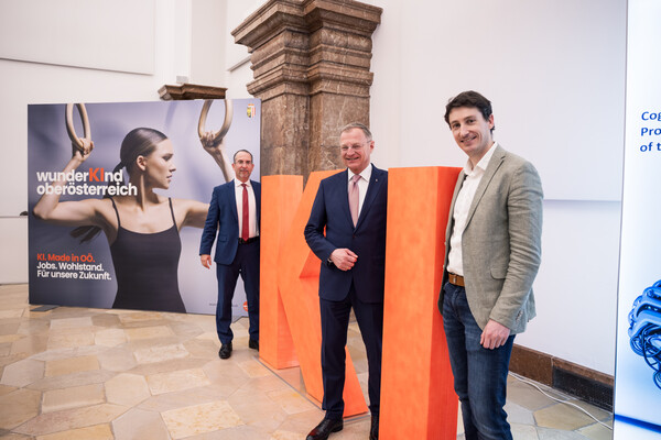 Universitätsprofessor Teodoro Cocca, Landeshauptmann Thomas Stelzer und Universitätsprofessor Johannes Brandstetter präsentieren die Kampagne WunderKInd Oberösterreich.