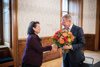 LH Stelzer gratuliert der ehemaligen Landesrätin Gerstorfer mit Blumen