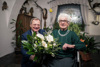 Landeshauptmann Mag. Thomas Stelzer überreicht Theresia Stadlmayr einen Blumenstrauß.