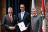 Landeshauptmann Mag. Thomas Stelzer und Landesamtsdirektor Dr. Erich Watzl gratulieren dem neuen Bezirkshauptmann Dr. Florian Kolmhofer