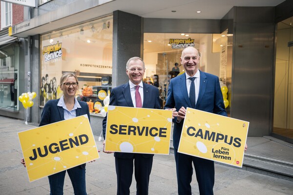 v.l.: Mag.a Pacher-Gratzer, Leiterin JugendService, LH Mag. Thomas Stelzer, LR Dr. Christian Dörfel stehen vor dem neuen JugendService Campus.