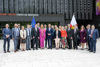 Landeshauptmann Mag. Thomas Stelzer steht mit den EU-Botschafterinnen und EU-Botschaften (insgesamt 22 Personen) am Vorplatz des Linzer Musiktheaters