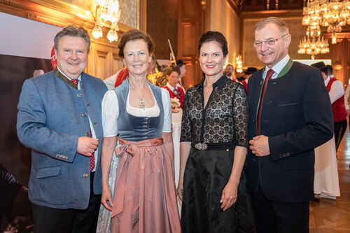 Wiens Bürgermeister Michael Ludwig mit Gattin Irmtraud Rossgatterer, und Oberösterreichs Landeshauptmann Thomas Stelzer mit Gattin Bettina Stelzer-Wögerer.