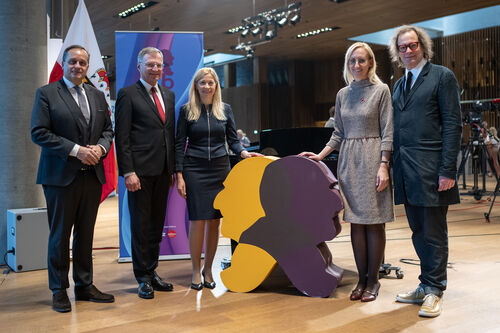 v.l.: Mag. Dietmar Kerschbaum (Künstlerischer Vorstandsdirektor LIVA), Landeshauptmann Mag. Thomas Stelzer, Stadträtin Doris Lang-Mayerhofer, Landeskulturdirektorin Mag.a Margot Nazzal und der künstlerische Leiter Anton Bruckner 2024 , Mag. Norbert Trawöger, freuen sich auf den Start der ersten OÖ Kultur EXPO zu Ehren Anton Bruckners 200. Geburtstag.