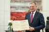 LH Thomas Stelzer mit dem originalen Landesgesetzblatt, mit dem der „Hoamatgsang“ damals offiziell zur oö. Landeshymne erklärt wurde.