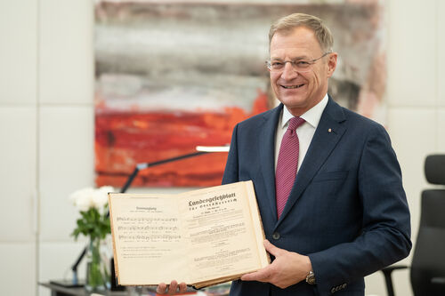 LH Thomas Stelzer mit dem originalen Landesgesetzblatt, mit dem der „Hoamatgsang“ damals offiziell zur oö. Landeshymne erklärt wurde.