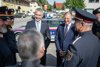 Bundeskanzler Karl Nehammer und Landeshauptmann Mag. Thomas Stelzer im Gespräch mit Polizeibeamten 