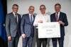 Heinrich Schaller, Martin Kuba, Leoš Kubíček und Landeshauptmann Thomas Stelzer stehen nebeneinander und halten einen großen Gewinnergutschein mit Beschriftung Cross-Border Start-Up Contest Upper Austria – South Bohemia 10.000 Euro