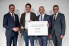 Landeshauptmann Thomas Stelzer, Alexander Zwirzitz, Martin Kuba und Heinrich Schaller stehen nebeneinander und halten einen großen Gewinnergutschein mit Beschriftung Cross-Border Start-Up Contest Upper Austria – South Bohemia 10.000 Euro