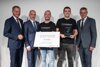 Landeshauptmann Thomas Stelzer, Martin Kuba, Patrick Haidinger, Hans-Peter Pichler und Heinrich Schaller stehen nebeneinander und halten einen großen Gewinnergutschein mit Beschriftung Cross-Border Start-Up Contest Upper Austria – South Bohemia 10.000 Euro