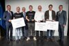 Landeshauptmann Thomas Stelzer, Patrick Haidinger, Martin Kuba, Hans-Peter Pichler, Leoš Kubíček, Alexander Zwirzitz und Heinrich Schaller stehen nebeneinander und halten drei große Gewinnergutscheine mit Beschriftung Cross-Border Start-Up Contest Upper Austria – South Bohemia 10.000 Euro