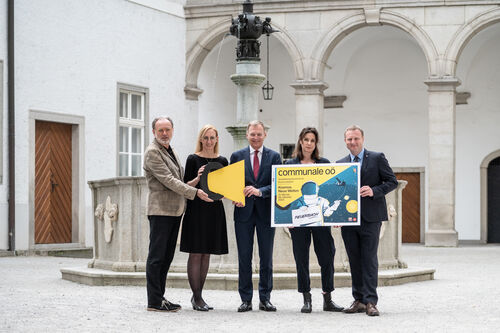 communale oö 2023: Prof. Dr. Alfred Weidinger (GF LKG), Kulturdirektorin Mag.a Margot Nazzal, Landeshauptmann Mag. Thomas Stelzer, Projektleiterin Mag.a Verena Karner und der Peuerbacher Bürgermeister Roland Schauer vor dem Planetenbrunnen im Linzer Landhaus