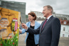 Agrar-Landesrätin Michaela Langer-Weninger und Landeshauptmann Magister Thomas Stelzer blicken auf den neuen Bienenstock.