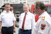 LH Thomas Stelzer mit zwei Vertretern der Feuerwehr.