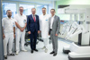 Ass. Dr. Markus Ludwig Preischer (Abteilung Urologie), Prim. Dr. Bernhard Furtmüller (Leiter Abteilung Chrirurgie), Landeshauptmann Mag. Thomas Stelzer, Dr. Johannes Huber, MBA (Ärztlicher Leiter) und Geschäftsführer Mag. Johann Minihuber, MBA MAS vor dem OP-Unterstützungssystem „Da-Vinci“ 