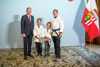 Trainerin Silvia Ehrengruber mit zwei jungen Judokas vom Judozentrum UJZ Mühlviertel mit Landeshauptmann Thomas Stelzer