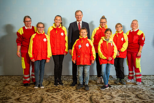 Das Jugendteam vom OÖ Samariterbund mit LH Stelzer.