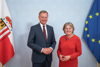 Landeshauptmann Thomas Stelzer und EU-Kommissarin Elisa Ferreira bei der gemeinsamen Pressekonferenz im Landhaus in Linz, im Hintergrund die Oberösterreich- und die EU-Fahne.