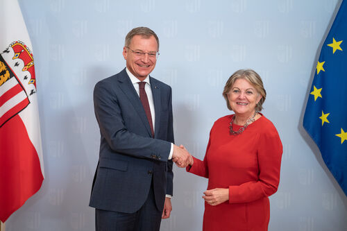 Landeshauptmann Thomas Stelzer und EU-Kommissarin Elisa Ferreira schütteln sich die Hände, bei der gemeinsamen Pressekonferenz im Landhaus in Linz.