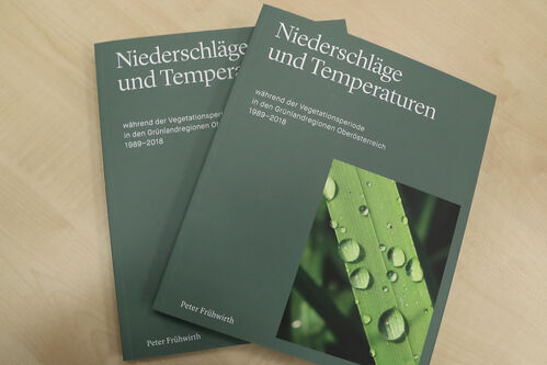 Zwei Bücher von DI Peter Frühwirth: Grün mit der Aufschrift „Niederschläge und Temperaturen“