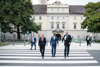 Landeshauptmann Thomas Stelzer, Bundeskanzler Sebastian Kurz und  Bundesminister Heinz Faßmann überqueren einen Zebrastreifen vor dem Linzer Landhaus