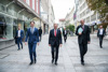 Bundeskanzler Sebastian Kurz, Landeshauptmann Thomas Stelzer und Bundesminister Heinz Faßmann gehend auf einer Straße in der Linzer Innenstadt