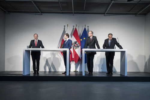 Landeshauptmann Mag. Thomas Stelzer, Bundeskanzler Sebastian Kurz, Bundesminister Dr. Heinz Faßmann und  Rektor Dr. Meinhard Lukas am Rednerpult, im Hintergrund Fahnen