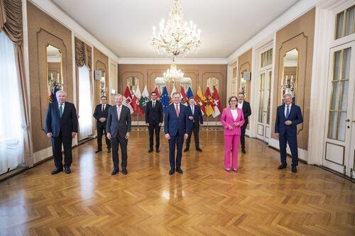 v.l. Hermann Schützenhöfer (Steiermark), Günther Platter (Tirol), Wilfried Haslauer (Salzburg), Markus Wallner (Vorarlberg), Thomas Stelzer (Vorsitzland Oberösterreich), Michael Ludwig (Wien), Johanna Mikl-Leitner (Niederösterreich), Hans Peter Doskozil (Burgenland), Peter Kaiser (Kärnten).