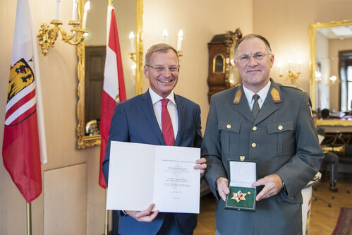 Landeshauptmann Mag. Thomas Stelzer verlieh das Goldene Ehrenzeichen des Landes OÖ an den langjährigen Militärkommandanten Oberösterreichs, Generalmajor a.D. Mag. Kurt Raffetseder.