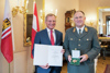 Landeshauptmann Mag. Thomas Stelzer verlieh das Goldene Ehrenzeichen des Landes OÖ an den langjährigen Militärkommandanten Oberösterreichs, Generalmajor a.D. Mag. Kurt Raffetseder.