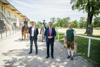 v.l.: Geschäftsführer des Pferdezentrums Stadl-Paura Johannes Mayrhofer, Landeshauptmann Thomas Stelzer und Landesrat Max Hiegelsberger
