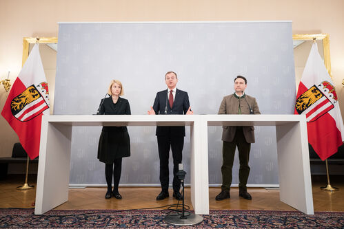 Landeshauptmann-Stellvertreterin Christine Haberlander, Landeshauptmann Thomas Stelzer und Landeshauptmann-Stellvertreter Manfred Haimbuchner bei der Pressekonferenz im Landhaus.