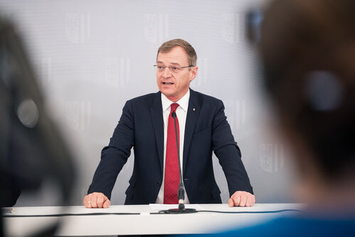 Landeshauptmann Thomas Stelzer bei einer Pressekonferenz.
