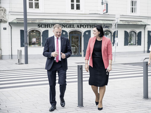 Tourismusministerin Elisabeth Köstinger und Landeshauptmann Thomas Stelzer im Hotel Star Inn in Linz, wo heute die Beschäftigten zum bereits dritten Mal am freiwilligen Corona-Testprogramm für den Tourismus teilgenommen haben.