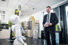 Landeshauptmann Mag. Thomas Stelzer im Gespräch mit einem menschlich aussehenden Roboter in der Jugendservice-Stelle