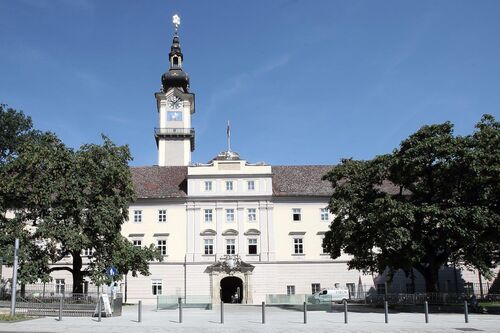 Aufnahme von der Südseite des Landhauses mit Landhausturm und Landhauspark