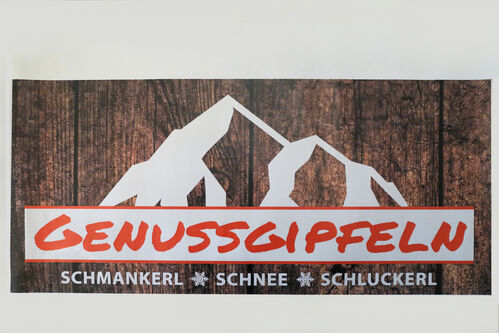 Sujet zur Veranstaltung, stilisierter Berg und Aufschrift Genussgipfeln, Schmankerl, Schnee, Schluckerl