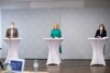 DDr. Paul Eiselsberg, LH-Stellvertreterin Mag.a Christine Haberlander und Dr.in Gerlinde Stöbich an weit auseinander stehenden Stehtischen bei der Pressekonferenz