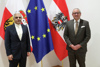 Landtagspräsident Wolfgang Stanek und Botschafter S.E. Dr. Abbas Bagherpour Ardekani vor Oberösterreich-, EU- und Österreichfahne