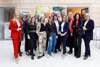 Eine Gruppe von 15 Frauen stehend in zwei Reihen, hinter ihnen jeweils ein Rollup des Frauenreferates, der Katholischen Frauenbewegung und der Zeitschrift Welt der Frauen