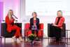 Drei Frauen sitzend bei einer Talkrunde auf einer Bühne, ganz rechts Landeshauptmann-Stellvertreterin Mag.a Christine Haberlander