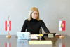 Landeshauptmannstellvertreterin Christine Haberlander an ihrem Schreibtisch bei einer Videokonferenz.