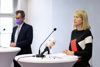 LH-Stellvertreterin Mag.a Christine Haberlander an einem Stehtisch mit Mikrofonen, im Hintergrund Dr. Peter Niedermoser