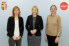 Ulrike Salzbacher, Landeshauptmann-Stellvertreterin Mag.a Christine Haberlander und Agnes Spachinger stehen nebeneinander vor einer Fotowand mit Oberösterreich-Symbol und -Wappen